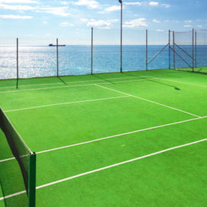 À quelle fréquence faut-il entretenir un terrain après une construction court de tennis Nice ?