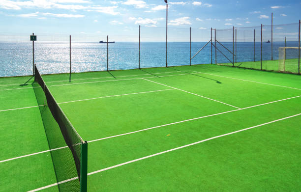 À quelle fréquence faut-il entretenir un terrain après une construction court de tennis Nice ?