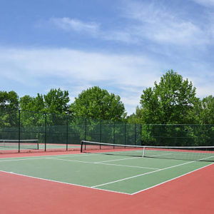 Comment l’humidité et le sel influencent-ils une construction court de tennis à Nice à proximité de la Méditerranée ?