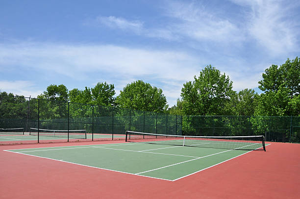 Comment l’humidité et le sel influencent-ils une construction court de tennis à Nice à proximité de la Méditerranée ?