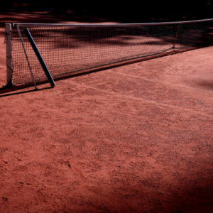 Quel est le délai d’entretien recommandé après la rénovation d’un court de tennis en terre battue dans le Var ?