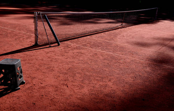 Quel est le délai d’entretien recommandé après la rénovation d’un court de tennis en terre battue dans le Var ?