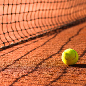 Combien de temps dure la rénovation d’un court de tennis en terre battue dans le Var ?