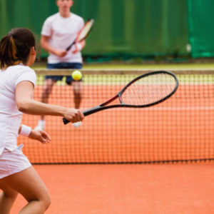 Quels sont les risques courants lors de la rénovation d’un court de tennis en terre battue dans le Var et comment les éviter ?